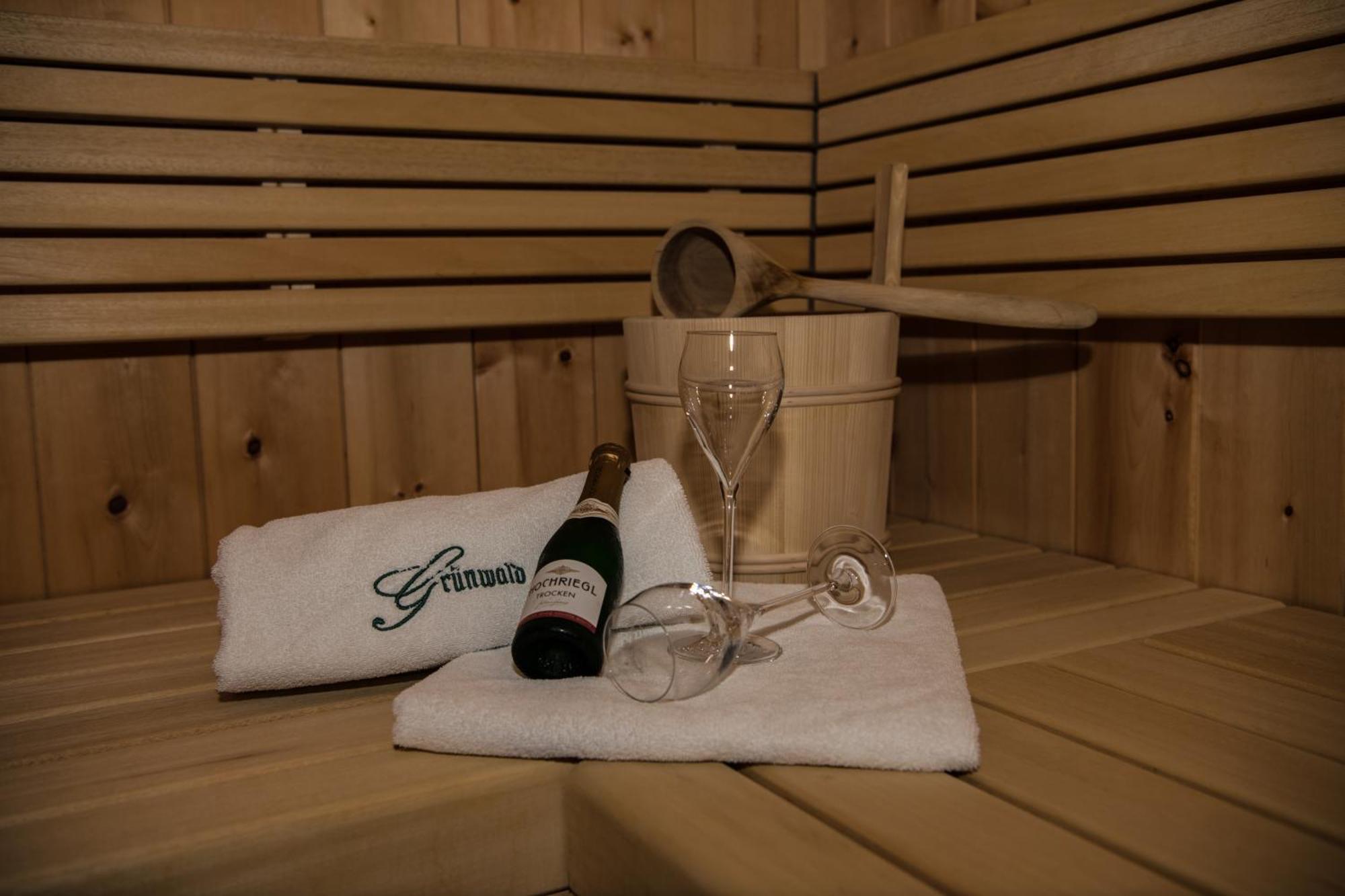 Gourmet-Hotel Gruenwald Леоганг Екстер'єр фото